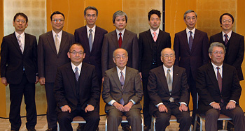 認定NPO日本ホルモンステーション　第8回総会　前列左から、中尾新理事長、猿田常務理事、井村前理事長、寒川理事